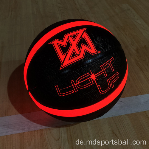 leuchtender Basketball leuchtet im Dunkeln